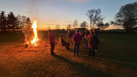 Foto 2 vom Vereinsleben des HSV Reichenbach, 2026 – Lagerfeuer bei Sonnenuntergang